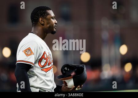 28. August 2017: Baltimore Orioles Center Fielder Adam Jones (10) auf dem Feld während des MLB-Spiels zwischen den Seattle Mariners und Baltimore Orioles im Oriole Park at Camden Yards in Baltimore, Maryland. Scott Taetsch/CSM(Kreditbild: &Copy; Scott Taetsch/CSM via ZUMA Wire) Stockfoto