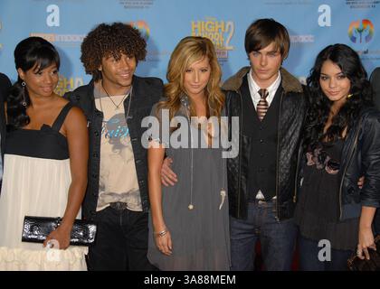 19. November 2007 – Hollywood, KALIFORNIEN, USA – 19. November 2007 – Hollywood, Kalifornien – Monique Coleman, Corbin Bleu, Ashley Tisdale, Zac Efron und Vanessa Anne Hudgens. „High School Musical 2“ Los Angeles DVD Premiere im El Capitan Theatre. Foto: Byron Purvis/AdMedia (Foto: © Byron Purvis/AdMedia via ZUMA Wire) Stockfoto