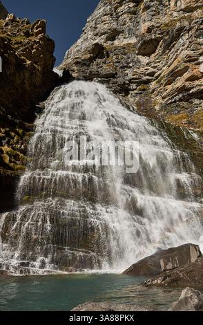 Der atemberaubende Wasserfall Cola de Caballo im Ordesa-Tal, Spanien, umgeben von majestätischen Bergen und üppigem Grün Stockfoto