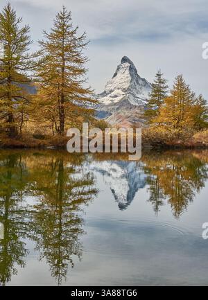 Das Matterhorn spiegelt sich in den ruhigen Gewässern von Grindjesee, Schweiz, mit leuchtenden Herbstfarben, die die ruhige alpine Landschaft umgeben Stockfoto