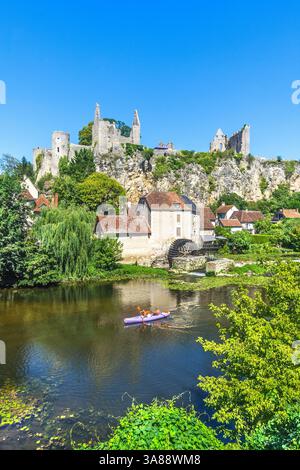 Die mittelalterlichen Burgruinen oberhalb des Flusses Anglin und die Stadt Angles-sur-l'Anglin, Vienne (86), Frankreich. Stockfoto