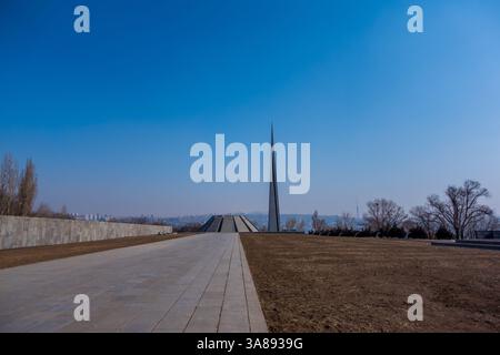 Jerewan, Armenien - 13. Februar 2025 - Armenische Gedenkstätte für Völkermord ewige Flamme Stockfoto