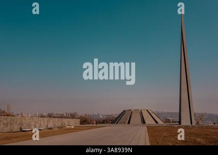 Jerewan, Armenien - 13. Februar 2025 - Armenische Gedenkstätte für Völkermord ewige Flamme Stockfoto