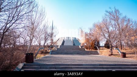 Jerewan, Armenien - 13. Februar 2025 - Armenische Gedenkstätte für Völkermord ewige Flamme Stockfoto