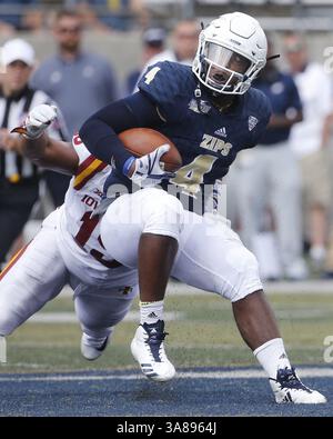 15. September 2017 – Akron, OH, USA – Akron Quarterback Thomas Woodson (4) wird am Samstag, den 16. September 2017, im InfoCision Stadium in Akron, Ohio, von JaQuan Bailey aus Iowa im zweiten Quartal niedergeschlagen. Iowa State gewann 41:14. (Kreditbild: © Karen Schiely/TNS via ZUMA Wire) Stockfoto