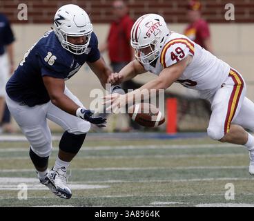 15. September 2017 – Akron, OH, USA – Akron Tight End Kobie Booker, links, hat im vierten Quartal am Samstag, den 16. September 2017, im InfoCision Stadium in Akron, Ohio, einen Pass aufgebrochen. Iowa State gewann 41:14. (Kreditbild: © Karen Schiely/TNS via ZUMA Wire) Stockfoto