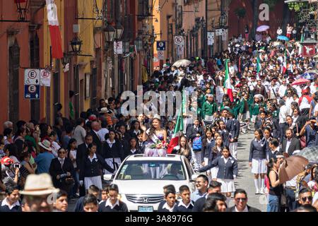 16. September 2017 – San Miguel de Allende, GTO, Mexiko – Eine Schönheitskönigin führt während der Feierlichkeiten zum mexikanischen Unabhängigkeitstag am 16. September 2017 in San Miguel de Allende, Mexiko, Eine Parade durch das historische Viertel. (Bild: © Richard Ellis Via ZUMA Wire) Stockfoto