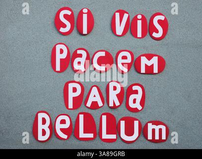 SI Vis pacem, para bellum, lateinisches Sprichwort, was bedeutet, wenn Sie Frieden wollen, bereiten Sie sich auf den Krieg vor, kreative Phrase mit roten handgemalten Steinbuchstaben Stockfoto