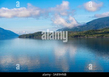 Bootstour im Inneren der Passage am Morgen Nebellandschaft zwischen Prince Rupert und Port Hardy, British Columbia, Kanada. Stockfoto