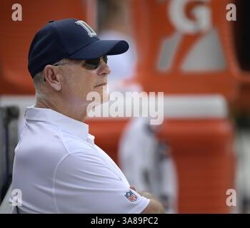 17. September 2017 - Denver, CO, USA - Dallas Cowboys Defensive Coordinator Rob Marinelli sitzt am Sonntag, 17. September 2017, auf der Bank vor einem Spiel gegen die Denver Broncos auf dem Sports Authority Field in Mile High in Denver (Foto: © Max Faulkner/TNS via ZUMA Wire) Stockfoto
