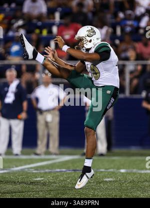 30. September 2017: Arthur Hart (40) der Charlotte 49ers-Spieler Arthur Hart (49) folgt mit einem Kick während des NCAA Football-Spiels zwischen den Charlotteers und den FIU Panthers im Riccardo Silva Stadium in Miami, Florida. Die FIU Panthers gewannen mit 30:29. Mario Houben/CSM(Kreditbild: &Copy; Mario Houben/CSM via ZUMA Wire) Stockfoto