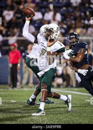 30. September 2017: Charlotte 49ers Quarterback Hasaan Klugh (7) wirft einen Pass während des NCAA Football-Spiels zwischen den Charlotte 49ers und den FIU Panthers im Riccardo Silva Stadium in Miami, Florida. Die FIU Panthers gewannen mit 30:29. Mario Houben/CSM(Kreditbild: &Copy; Mario Houben/CSM via ZUMA Wire) Stockfoto