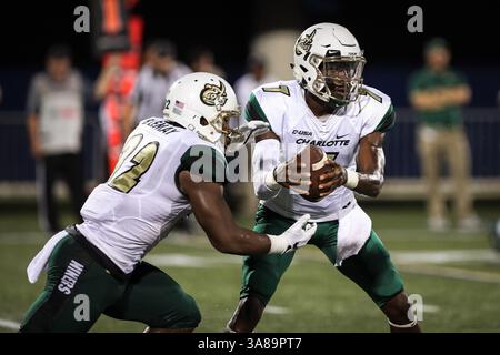 30. September 2017: Charlotte 49ers Quarterback Hasaan Klugh (7), rechts, übergibt den Ball an Charlotte 49ers 32, die beim NCAA Football Spiel zwischen den Charlotte 49ers und den FIU Panthers im Riccardo Silva Stadium in Miami, Florida, zurücklaufen. Die FIU Panthers gewannen mit 30:29. Mario Houben/CSM(Kreditbild: &Copy; Mario Houben/CSM via ZUMA Wire) Stockfoto
