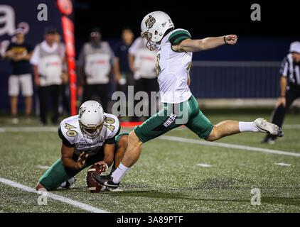 30. September 2017: Trevor Stacy (78), Offensive Lineman der Charlotte 49ers, tritt den Ball während des NCAA Football-Spiels zwischen den Charlotte 49ers und den FIU Panthers im Riccardo Silva Stadium in Miami, Florida. Die FIU Panthers gewannen mit 30:29. Mario Houben/CSM(Kreditbild: &Copy; Mario Houben/CSM via ZUMA Wire) Stockfoto