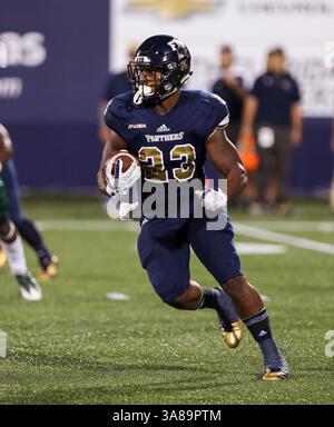 30. September 2017: FIU Panthers Cornerback Khairi Reaser (23) läuft mit dem Ball während des NCAA Football-Spiels zwischen den Charlotte 49ers und den FIU Panthers im Riccardo Silva Stadium in Miami, Florida. Die FIU Panthers gewannen mit 30:29. Mario Houben/CSM(Kreditbild: &Copy; Mario Houben/CSM via ZUMA Wire) Stockfoto