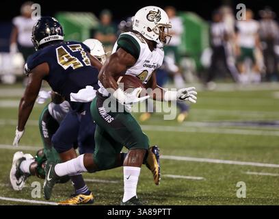 30. September 2017: Charlotte 49ers Running Back Benny LeMay (32) kommt mit dem Ball während des NCAA Football-Spiels zwischen den Charlotte 49ers und den FIU Panthers im Riccardo Silva Stadium in Miami, Florida vor. Die FIU Panthers gewannen mit 30:29. Mario Houben/CSM(Kreditbild: &Copy; Mario Houben/CSM via ZUMA Wire) Stockfoto