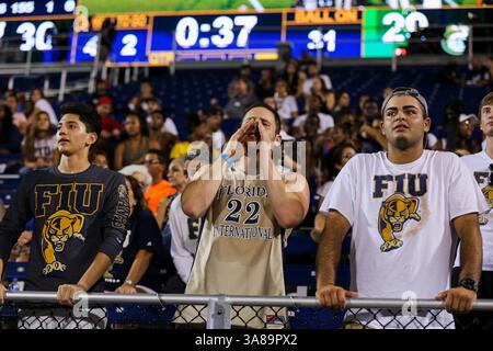 30. September 2017: FIU Panthers Fans in der letzten Minute des Spiels während des NCAA Football Spiels zwischen den Charlotte 49ers und den FIU Panthers im Riccardo Silva Stadium in Miami, Florida. Die FIU Panthers gewannen mit 30:29. Mario Houben/CSM(Kreditbild: &Copy; Mario Houben/CSM via ZUMA Wire) Stockfoto