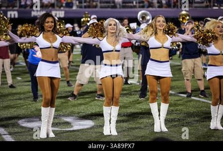 30. September 2017: Die FIU Dazzlers treten während der Halbzeitshow während des NCAA Football-Spiels zwischen den Charlotte 49ers und den FIU Panthers im Riccardo Silva Stadium in Miami, Florida auf. Die FIU Panthers gewannen mit 30:29. Mario Houben/CSM(Kreditbild: &Copy; Mario Houben/CSM via ZUMA Wire) Stockfoto