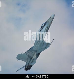 RCAF McDonnell Douglas CF-18 Hornet mit Kondensationsschranken Stockfoto