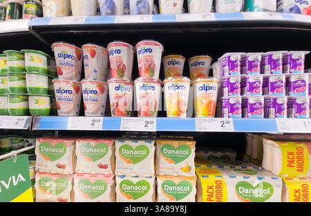 Roquetas de Mar, Almeria, Andalusien, Spanien 27. März 2025: Verschiedene Joghurts in den Regalen im Laden. Stockfoto
