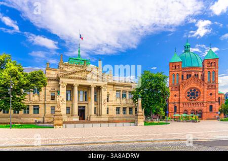 Palais de Justice Palast neo-griechisches Gebäude und Eglise Saint-Pierre-le-Jeune Katholische Kirche romanische Neubau Architektur auf dem Place Gisele Halimi Square Stockfoto