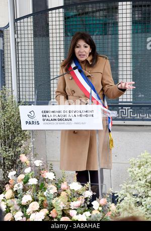 Paris, Frankreich. März 2025. Anne Hidalgo enthüllt am 28. März 2025 in Paris eine Gedenktafel zum Gedenken an Alain Decaux (86 Boulevard Flandrin). Foto: Alain Apaydin/ABACAPRESS. COM Credit: Abaca Press/Alamy Live News Stockfoto
