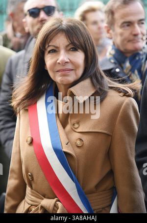 Paris, Frankreich. März 2025. Anne Hidalgo enthüllt am 28. März 2025 in Paris eine Gedenktafel zum Gedenken an Alain Decaux (86 Boulevard Flandrin). Foto: Alain Apaydin/ABACAPRESS. COM Credit: Abaca Press/Alamy Live News Stockfoto