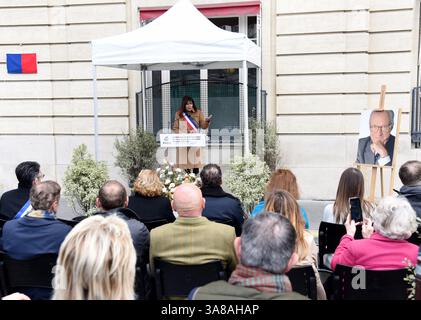 Paris, Frankreich. März 2025. Anne Hidalgo enthüllt am 28. März 2025 in Paris eine Gedenktafel zum Gedenken an Alain Decaux (86 Boulevard Flandrin). Foto: Alain Apaydin/ABACAPRESS. COM Credit: Abaca Press/Alamy Live News Stockfoto