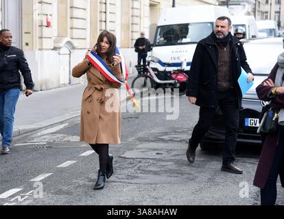 Paris, Frankreich. März 2025. Anne Hidalgo enthüllt am 28. März 2025 in Paris eine Gedenktafel zum Gedenken an Alain Decaux (86 Boulevard Flandrin). Foto: Alain Apaydin/ABACAPRESS. COM Credit: Abaca Press/Alamy Live News Stockfoto