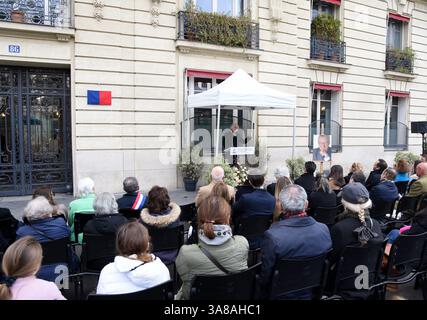Paris, Frankreich. März 2025. Anne Hidalgo enthüllt am 28. März 2025 in Paris eine Gedenktafel zum Gedenken an Alain Decaux (86 Boulevard Flandrin). Foto: Alain Apaydin/ABACAPRESS. COM Credit: Abaca Press/Alamy Live News Stockfoto