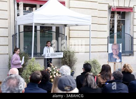 Paris, Frankreich. März 2025. Anne Hidalgo enthüllt am 28. März 2025 in Paris eine Gedenktafel zum Gedenken an Alain Decaux (86 Boulevard Flandrin). Foto: Alain Apaydin/ABACAPRESS. COM Credit: Abaca Press/Alamy Live News Stockfoto
