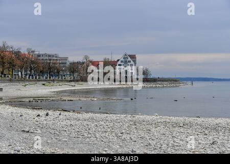 Deutschland, Baden-Wuerttemberg Friedrichshafen am Bodensee 28.03.2025, Deutschland, DE, Baden Württemberg, Friedrichshafen am Bodensee, im Bild Stadtansichten, Uferpromenade, Niedrigwasser, See, Ufer, Trockenheit, Niederschlag, Feature, Travel, Tourismus, Bodensee Baden-Württemberg *** Deutschland, Baden Württemberg Friedrichshafen am Bodensee 28 03 2025, Deutschland, Deutschland, Deutschland, Baden Württemberg, Friedrichshafen am Bodensee, im Bild Stadtblick, Seepromenade, Niedrigwasser, See, Ufer, Dürre, Niederschlag, Merkmal, Reisen, Tourismus, Bodensee Baden Württemberg Deutschland, Ba Stockfoto