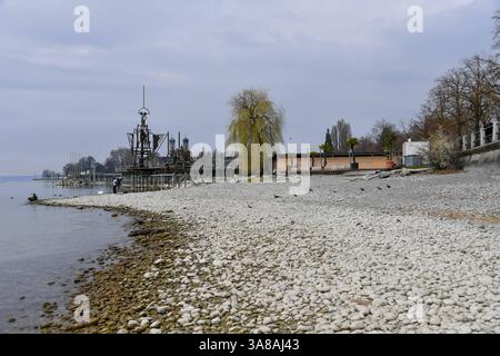 Deutschland, Baden-Wuerttemberg Friedrichshafen am Bodensee 28.03.2025, Deutschland, DE, Baden Württemberg, Friedrichshafen am Bodensee, im Bild Stadtansichten, Uferpromenade, Niedrigwasser, See, Ufer, Trockenheit, Niederschlag, Feature, Travel, Tourismus, Bodensee Baden-Württemberg *** Deutschland, Baden Württemberg Friedrichshafen am Bodensee 28 03 2025, Deutschland, Deutschland, Deutschland, Baden Württemberg, Friedrichshafen am Bodensee, im Bild Stadtblick, Seepromenade, Niedrigwasser, See, Ufer, Dürre, Niederschlag, Merkmal, Reisen, Tourismus, Bodensee Baden Württemberg Deutschland, Ba Stockfoto