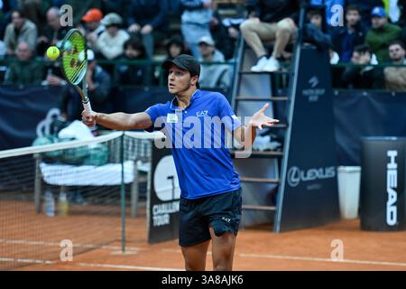 Neapel, Italien. März 2025. Luciano Darderi während des Matches ATP Challenger Napoli Herren Singles Quarter am 28. März 2024 im Tennisclub in Neapel, Italien Credit: Independent Photo Agency/Alamy Live News Stockfoto