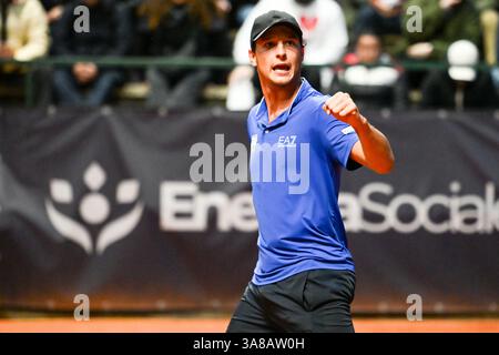 Neapel, Italien. März 2025. Luciano Darderi während des Matches ATP Challenger Napoli Herren Singles Quarter am 28. März 2024 im Tennisclub in Neapel, Italien Credit: Independent Photo Agency/Alamy Live News Stockfoto