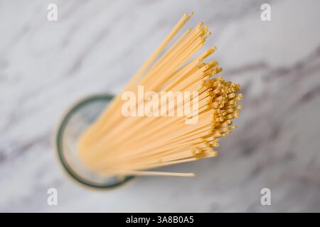 Trockene Linguine-Spaghetti-Nudeln von oben nach unten mit selektivem Fokus Stockfoto
