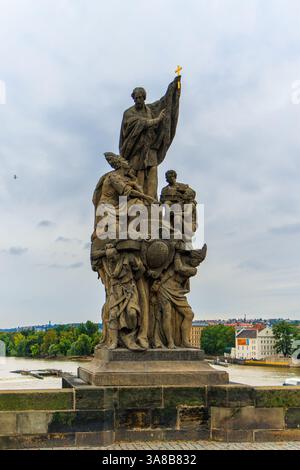 Eine von 30 Statuen der Karlsbrücke, Statue des hl. Franz Xavier. Prag, Hauptstadt der Tschechischen Republik, Osteuropa Stockfoto