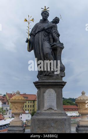 Skulptur des Heiligen Antonius von Padua (Orden der franziskaner) auf der Karlsbrücke in Prag, Tschechien. Die Statue wurde 1707 von Jan Mayer gefertigt. Stockfoto
