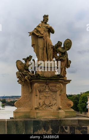 Prag, Tschechische Republik, 12. Mai 2024: Skulptur von St. Francisco Borgia von Ferdinand Maximilian Brokoff auf der Karlsbrücke in Prag in Tschechien Stockfoto