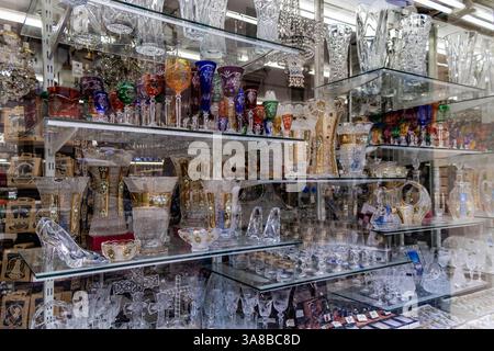 Originale böhmische Glasprodukte auf der Theke im tschechischen Souvenirshop. Prag. Tschechische Republik. Stockfoto
