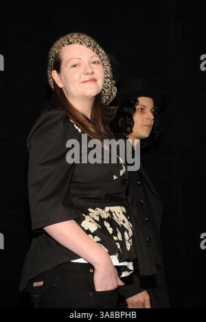 18. September 2009 – Toronto, ON, USA – 19. September 2009 – Toronto, Ontario, Kanada – Jack and Meg White. „The White Stripes: Under Great White Northern Lights“ Premiere im Elgin Theatre während des 34. Jährlichen Toronto International Film Festivals. Foto: Brent Perniac/AdMedia (Foto: © Brent Perniac/AdMedia via ZUMA Wire) Stockfoto