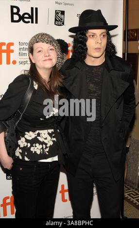 18. September 2009 – Toronto, ON, USA – 19. September 2009 – Toronto, Ontario, Kanada – Jack and Meg White. „The White Stripes: Under Great White Northern Lights“ Premiere im Elgin Theatre während des 34. Jährlichen Toronto International Film Festivals. Foto: Brent Perniac/AdMedia (Foto: © Brent Perniac/AdMedia via ZUMA Wire) Stockfoto