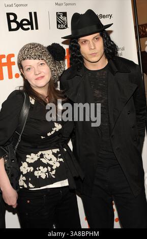 18. September 2009 – Toronto, ON, USA – 19. September 2009 – Toronto, Ontario, Kanada – Jack and Meg White. „The White Stripes: Under Great White Northern Lights“ Premiere im Elgin Theatre während des 34. Jährlichen Toronto International Film Festivals. Foto: Brent Perniac/AdMedia (Foto: © Brent Perniac/AdMedia via ZUMA Wire) Stockfoto
