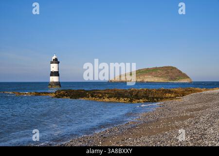 Penmon Leuchtturm und Puffin Island vor der Küste von Anglesey, Wales Stockfoto