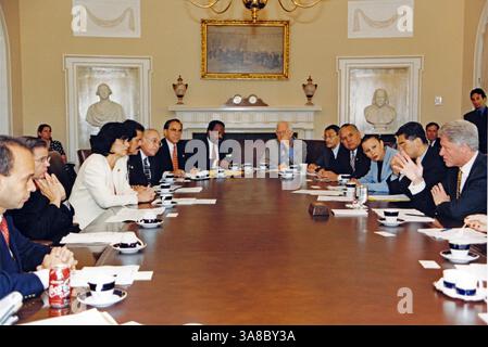 4. August 1998: Washington, District of Columbia, Vereinigte Staaten von Amerika – US-Präsident Bill Clinton trifft sich am 4. August 1998 im Kabinettsaal des Weißen Hauses in Washington, DC mit dem Hispanic Caucus des Kongresses. Teilnahme, von links nach rechts: US-Abgeordneter Luis Gutierrez (Demokrat von Illinois); US-Abgeordneter Bob Menendez (Demokrat von New Jersey); US-Abgeordneter Lucille Roybal-Allard (Demokrat von Kalifornien); US-Abgeordneter Jose Serrano (Demokrat von New York); US-Abgeordneter Solomon Ortiz (Demokrat von Texas); US-Abgeordneter Ruben Hinojosa (Demokrat Stockfoto