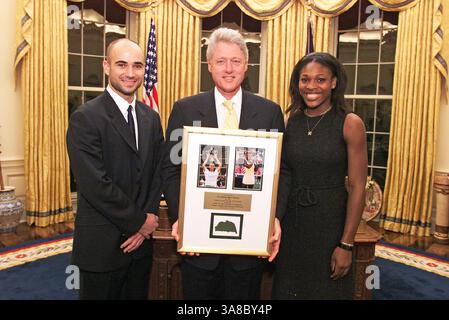 15. Dezember 1999: Washington, District of Columbia, Vereinigte Staaten von Amerika – US-Präsident Bill Clinton trifft sich am 15. Dezember 1999 im Oval Office des Weißen Hauses in Washington, DC mit den US Open Tennis Champions Andre Agassi und Serena Williams. Von links nach rechts: Andre Agassi, Präsident Clinton, Serena Williams. Obligatorischer Kredit: Ralph Alswang / Weißes Haus über CNP (Kredit-Bild: © Ralph Alswang/CNP via ZUMA Wire) Stockfoto