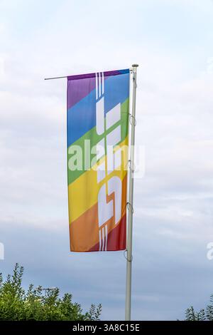 Köln, Deutschland – 21. Juli 2023: DHL-Logo-Marke und Unterschrift auf der Rainbow-Lieferflagge auf der Ladenfassade-Agentur. Stockfoto