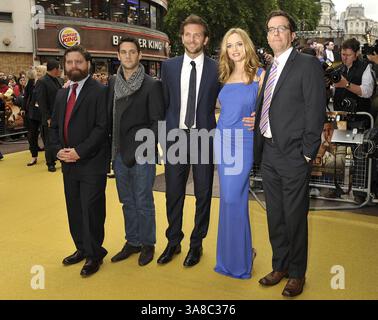10. Juni 2009 – London, USA – 10. Juni 2009 – London, England – Zach Galifianakis, Justin Bartha, Bradley Cooper, Heather Graham und Ed Helms. Die Premiere von The Hangover fand im Vue Cinema am Londoner Leicester Square statt. Foto: Gary Lee/Photoshot/AdMedia (Foto: © Gary Lee/AdMedia via ZUMA Wire) Stockfoto