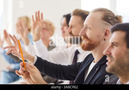 Das Business Team Hebt Die Hände, Um Fragen Bei Der Präsentation Im Büro Zu Stellen Stockfoto