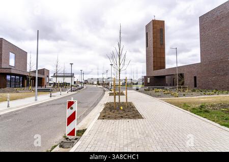 Neue Kirche, St. Petrus, Mehrzwecksaal, Gemeindezentrum Keyenberg, mit Corten-Stahlplatten zur Geschichte des Dorfes, in der Umsiedlung si Stockfoto